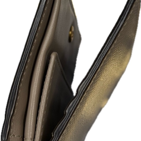 Fendi F Beige Leather Bi-Fold Wallet with Gold Logo. 31/2 X 41/2 - Picture 15 of 16